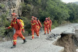 乔治谈追梦锁喉事件：他坏规矩了 这种事只能拉自己的队友