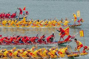 ?德比赛前，海港和申花球迷上演“全武行”，有球迷坐地被踹